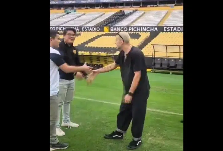 (VIDEO) Actor de One Piece sorprendió con su visita al Estadio Monumental