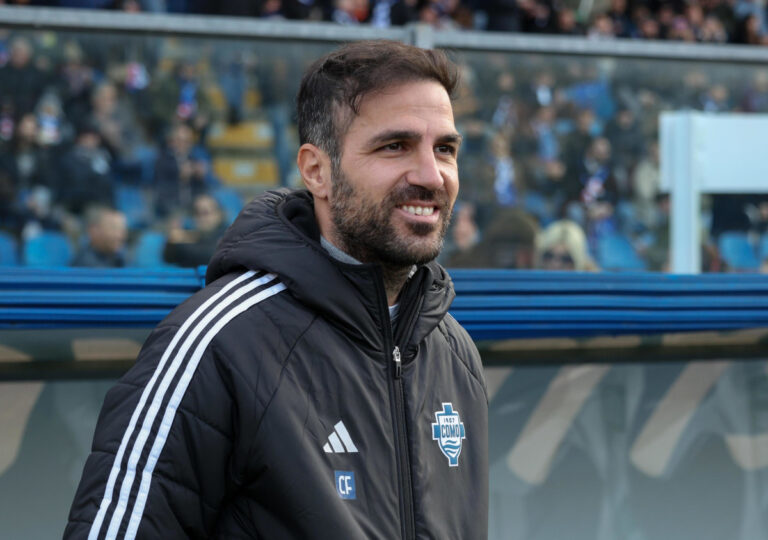 Inter quiere a Cesc Fábregas de entrenador, pero Como se niega a soltarlo