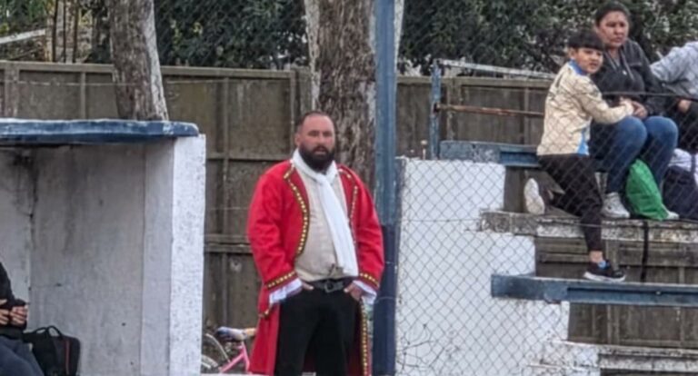 (FOTOS) A lo Segundo Castillo: Un DT de inferiores en Argentina, dirigió vestido de rey