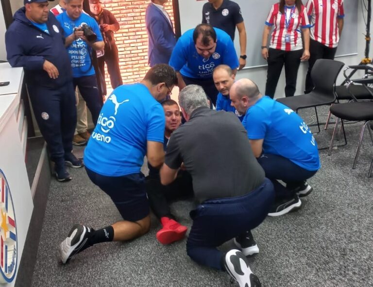 (VIDEO) Susto en la conferencia de Alfaro: periodista se descompensó y fue asistido por el DT