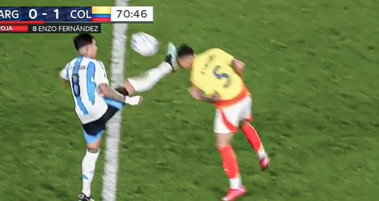 (VIDEO) FUE EXPULSADO: Tremenda patada de Enzo Fernández a un jugador de Colombia