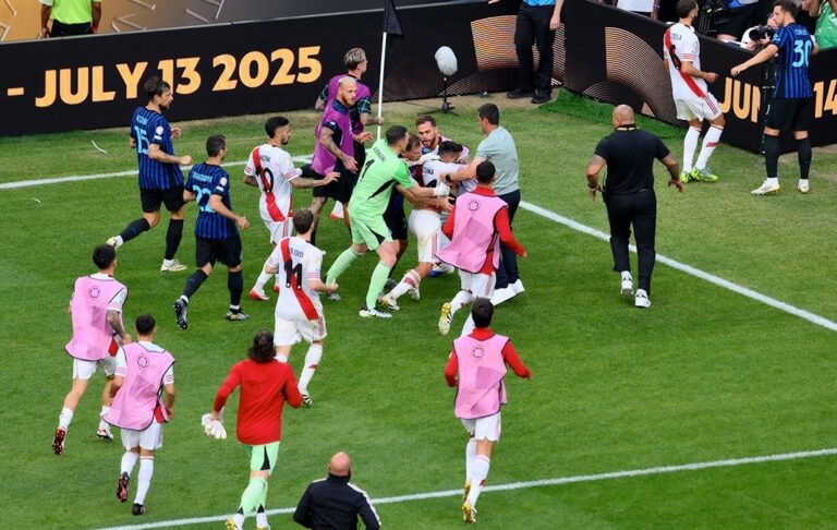 (VIDEO) Escándalo en el River vs. Inter: Acuña perdió la cabeza y fue a buscar a Dumfries