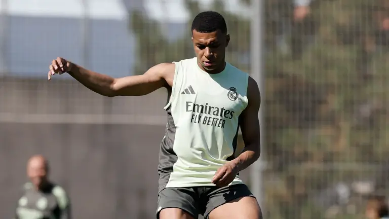Mbappé recibió el alta hospitalaria y regresa a la concentración del Real Madrid