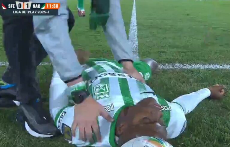 (VIDEO) Espeluznante momento en Colombia: Andrés Román se desplomó en pleno partido