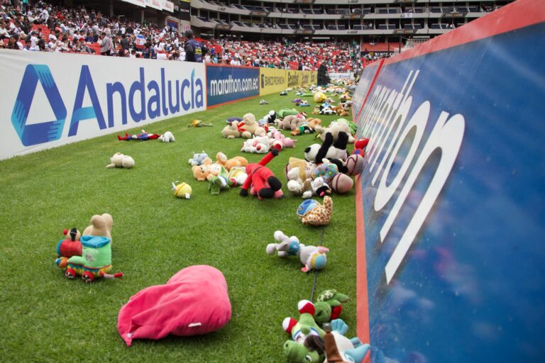 Un gesto que emociona: lluvia de peluches en el estadio Rodrigo Paz por el Día del Niño