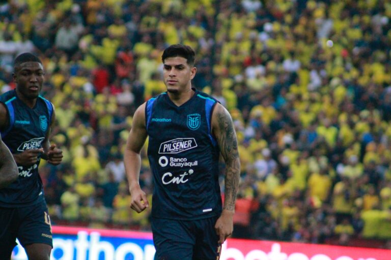 En medio de los rumores por su futuro: Hincapié hará la pretemporada con Bayer Leverkusen en Brasil