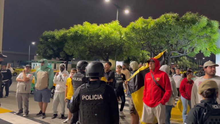 (VIDEO) Hinchas de BSC mostraron su molestia en el aeropuerto de Guayaquil tras la derrota ante LDU