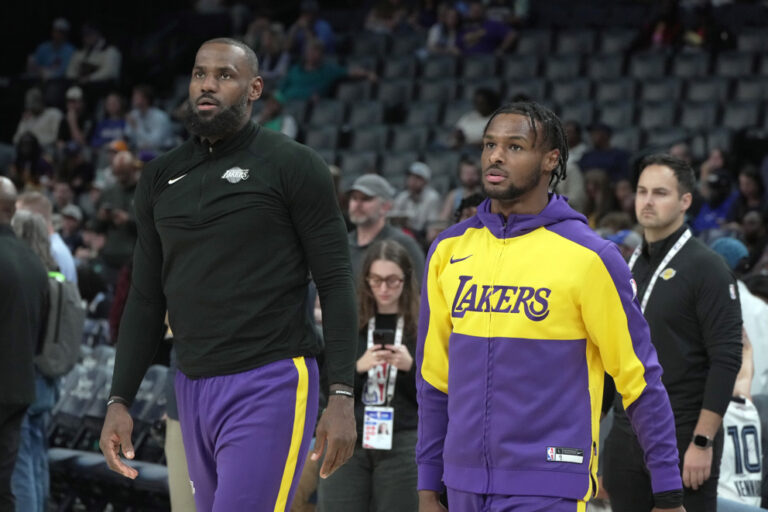 La familia Buss llega a un acuerdo para vender los Lakers por $10 mil millones a Mark Walter
