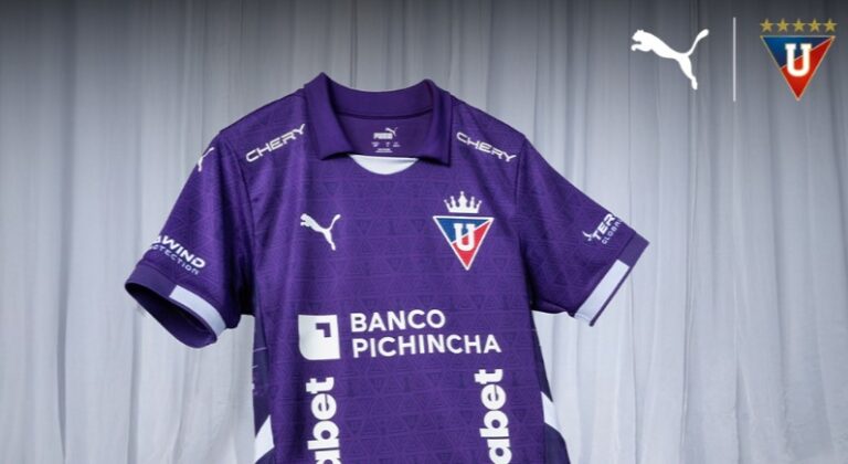 CON UNA CORONA: LDU presentó su camiseta por el Mes del hincha