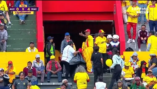 (VIDEO) NO AGUANTARON MÁS: Los hinchas del Aucas empezaron a abandonar el estadio tras el cuarto gol de Macará