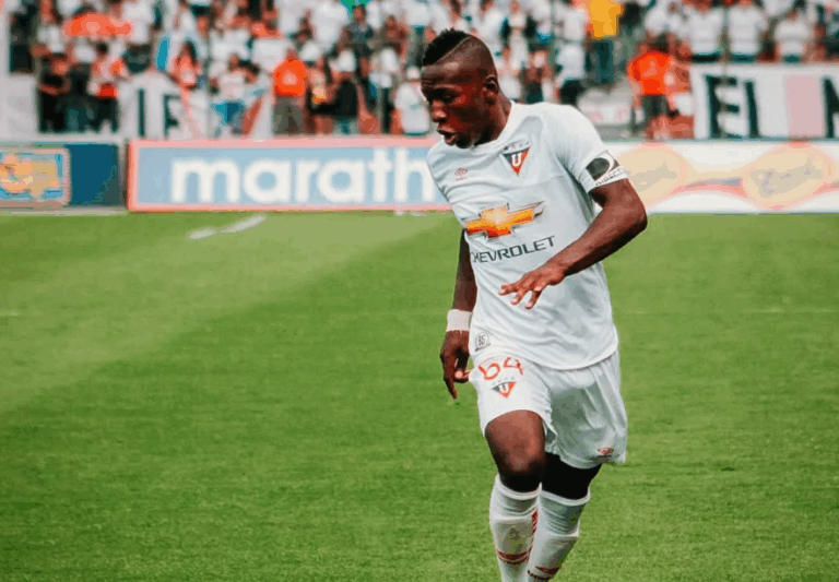 LDU recibirá cerca de $600.000 por el fichaje de Pervis Estupiñán al AC Milan