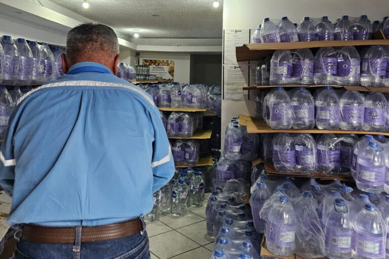 (FOTOS) IDV se solidariza con Quito y entrega 4.500 botellones de agua