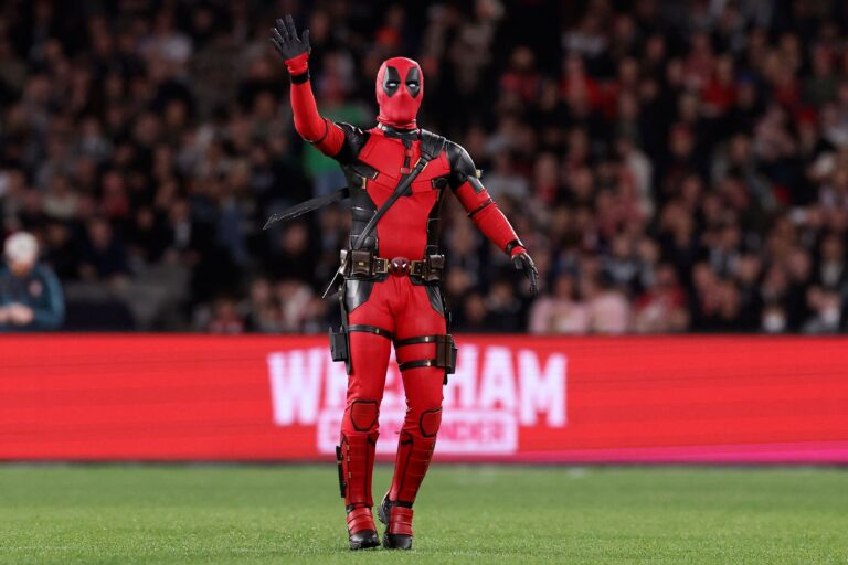 (VIDEO) Deadpool apareció en un amistoso en Australia y le dio el balón al árbitro