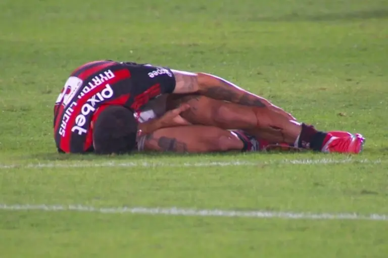(VIDEO) ESCALOFRIANTE LESIÓN sacude el Maracaná en pleno Flamengo vs São Paulo