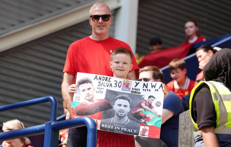 Hinchas del Liverpool recuerdan a Diogo Jota en el primer partido de pretemporada