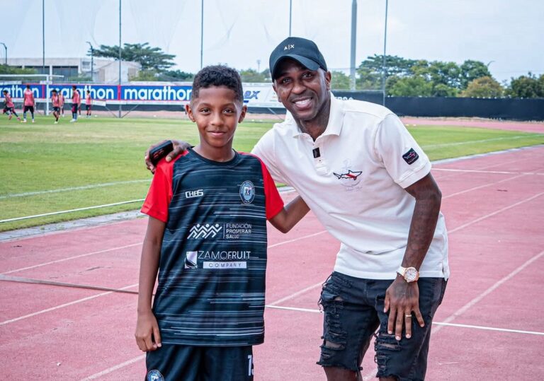 Miller Bolaños acompaña a su hijo en su debut oficial con Guayaquil City Sub-13