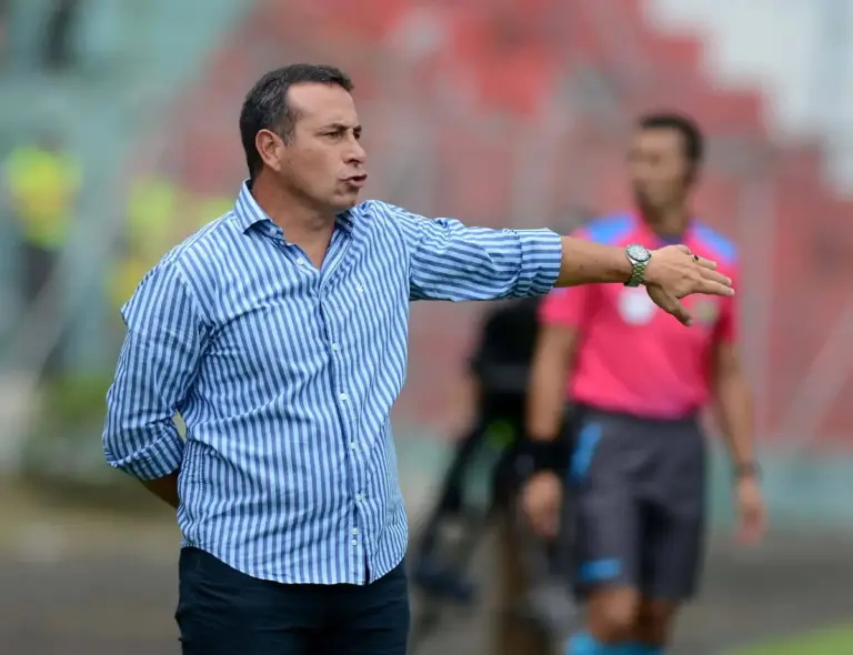 Sanguinetti, DT de Macará, tras la derrota ante IDV: “El partido se termina definiendo con una jugada dudosa”