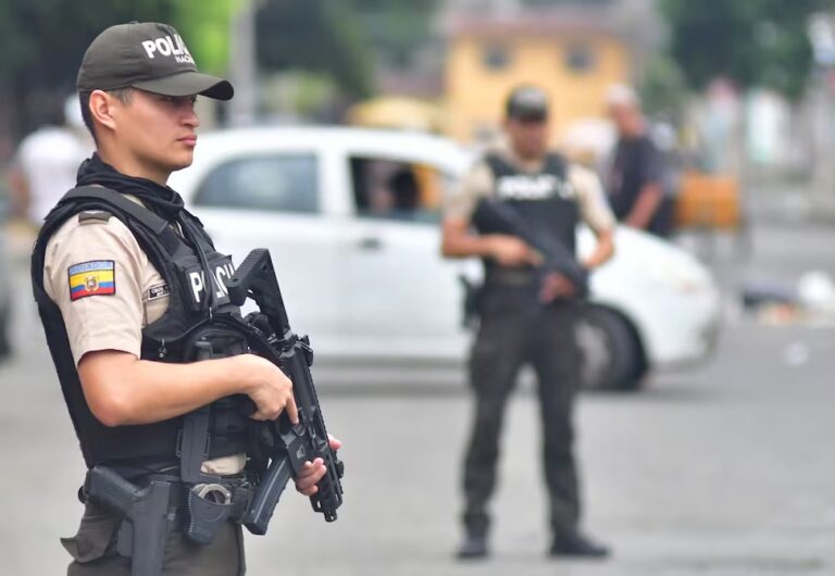 Tres tacos de dinamita fueron hallados cerca a cuartel policial, en Guayaquil