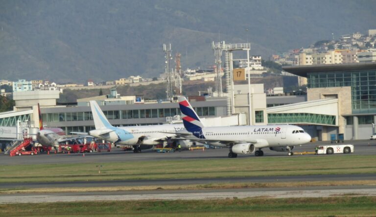 Gobierno elimina subsidio al combustible en varios aeropuertos del país