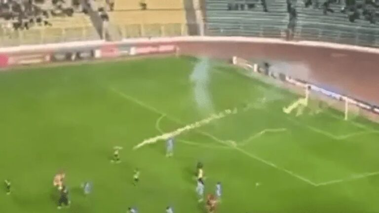 (VIDEO) La barra de The Strongest atacó a sus propios jugadores con bengalas y hay un herido