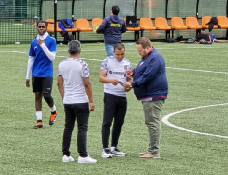 (VIDEO) ¡MONTERO Y SUS AMIGOS! El equipo juvenil del ecuatoriano en Inglaterra