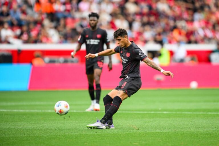 (VIDEO) CASI ANOTA HINCAPIÉ: Amargo debut de Erik Ten Hag con el Bayer Leverkusen por la Bundesliga