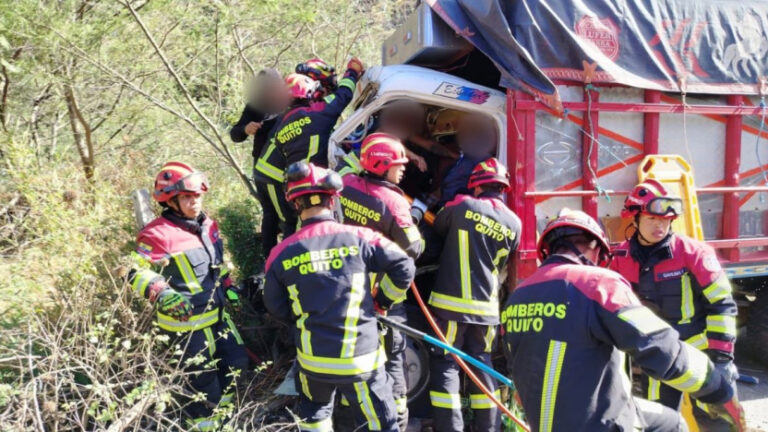 6 heridos en accidente de tránsito entre un bus y un camión en la Panamericana Norte, en Quito