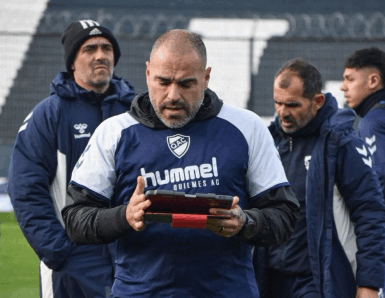 En Argentina: DT se fue a los golpes con el presidente del club y fue echado por votación de sus jugadores