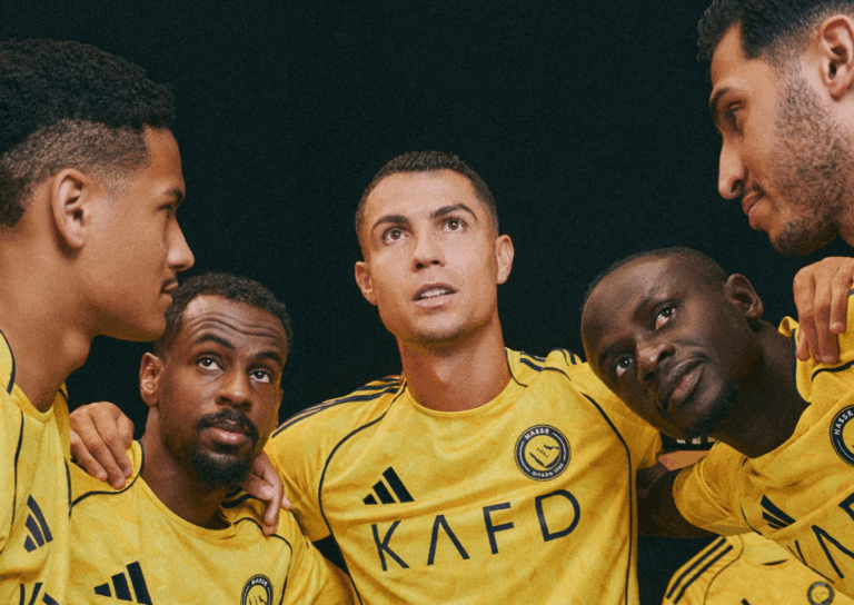 Al-Nassr presentó su nueva camiseta con Cristiano como imagen principal