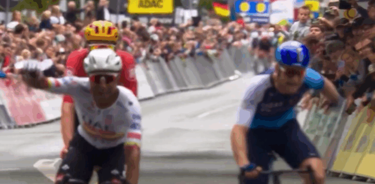 (VIDEO) Festejó antes de tiempo y Jhonatan Narváez le arrebató la etapa de la Vuelta a Alemania