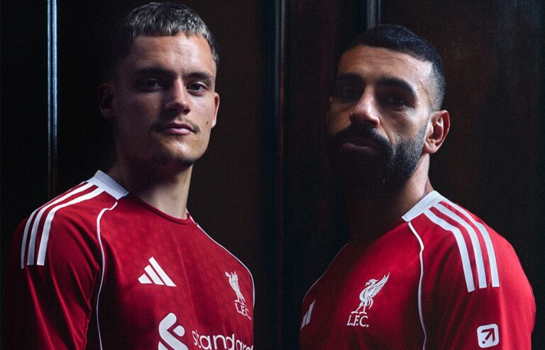 VUELVEN A ADIDAS: Liverpool presentó sus nuevas camisetas para la temporada 25/26