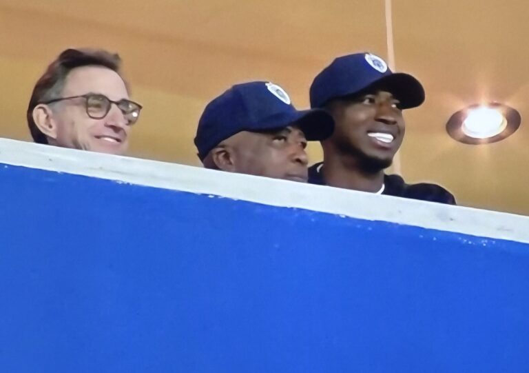 (FOTOS) GRATA VISITA: Pacho, presente en el triunfo de IDV ante El Nacional