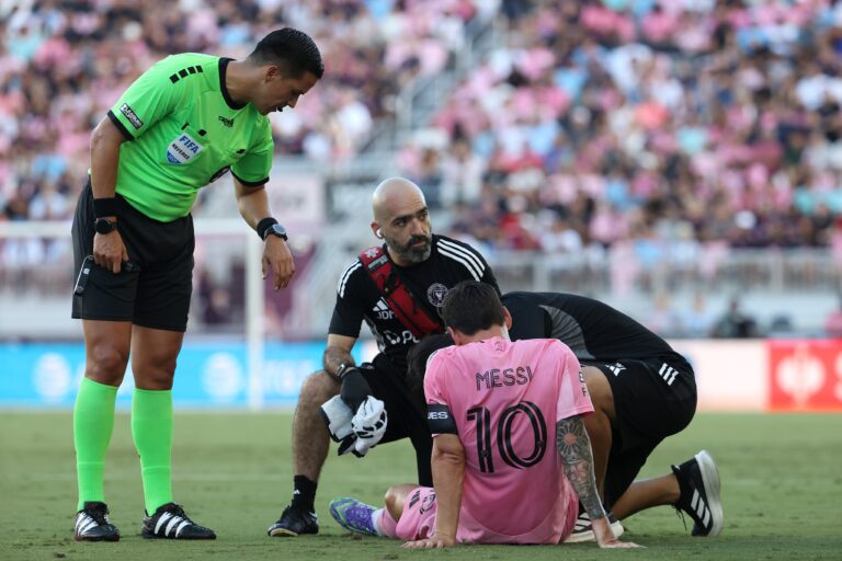 (VIDEO) ¡Solo duró 10 minutos! Messi se lesionó y tuvo que ser reemplazado
