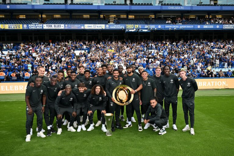 Chelsea presentó sus trofeos internacionales ante su afición en Stamford Bridge