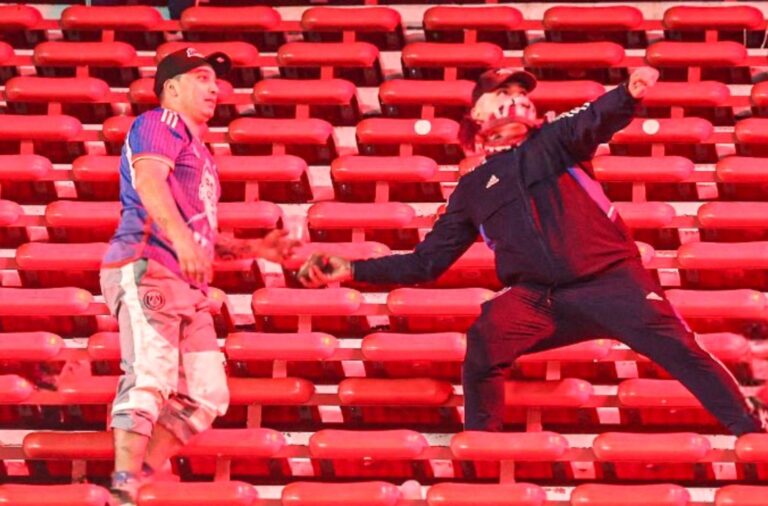 (VIDEO) GRAVES INCIDENTES terminaron en la suspensión del Independiente vs. U. de Chile