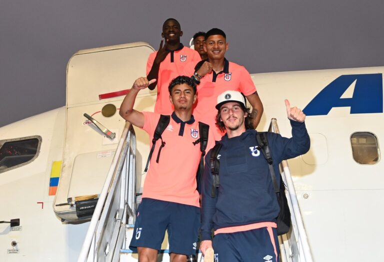 (FOTOS) U. Católica arribó a Perú para enfrentar a Alianza Lima