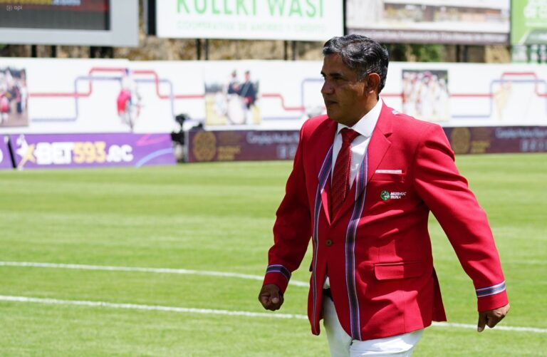 Renato Salas estalló contra el arbitraje femenino tras la eliminación de Mushuc Runa