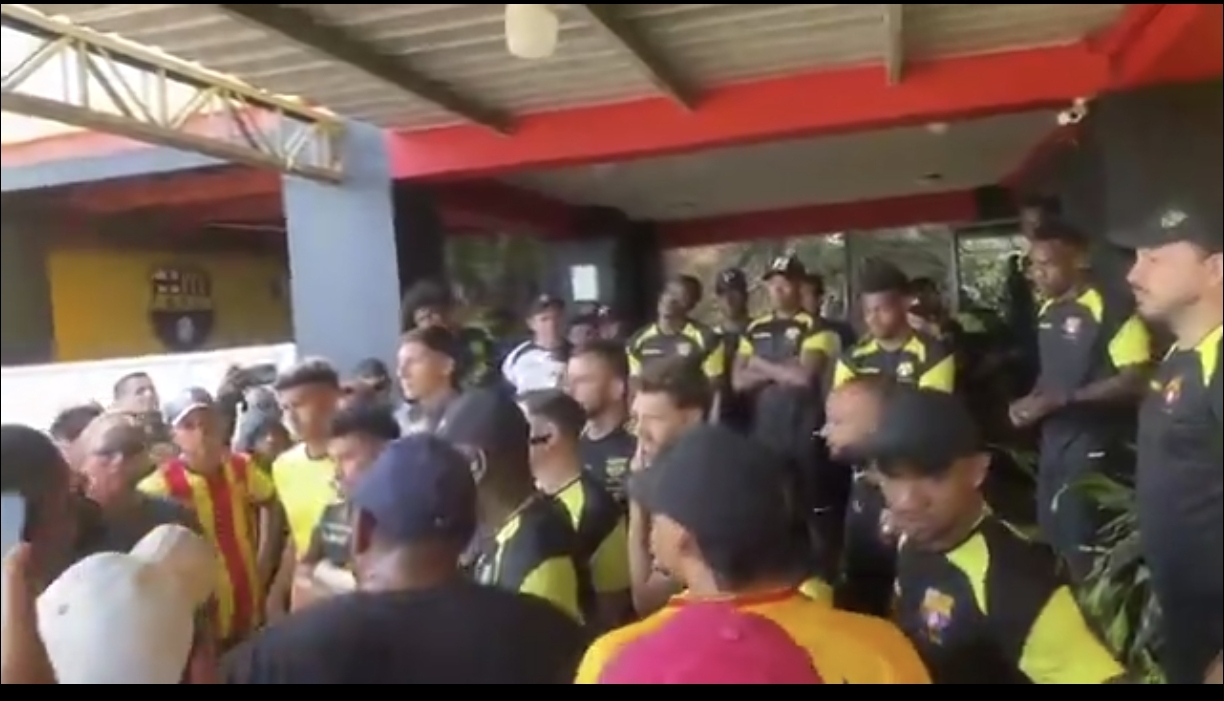 (VIDEO) Hinchas de BSC fueron a reclamar a los jugadores en la concentración