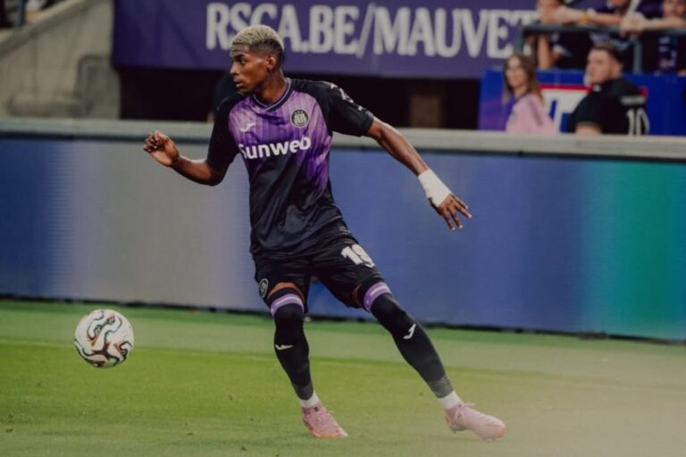 (VIDEO) Nilson Angulo brilla con doble asistencia en la victoria del Anderlecht ante el FCV Dender