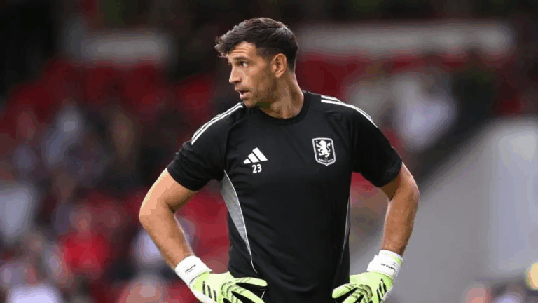 Por qué Dibu Martínez no jugó en Aston Villa ante Newcastle y qué pasará con su futuro
