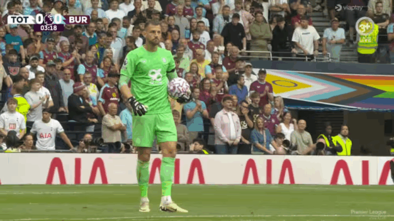 (VIDEO) INÉDITO: Arquero del Burnley fue sancionado con la regla de los 8 segundos en la Premier