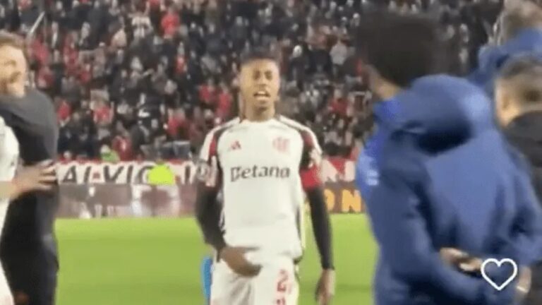 (VIDEO) Los gestos obscenos de Bruno Henrique a la hinchada de Estudiantes