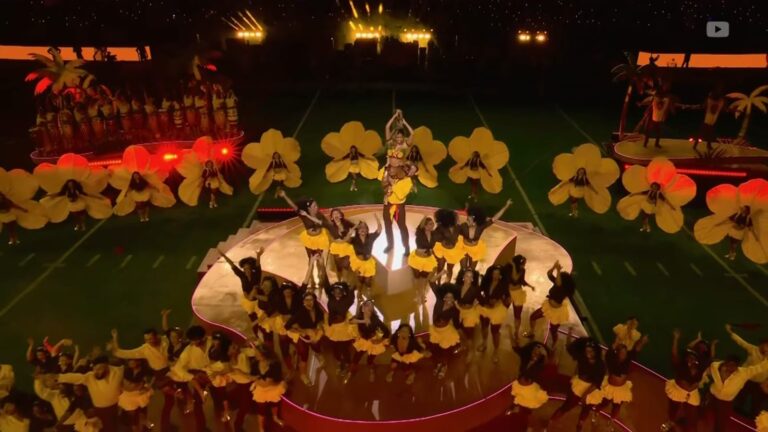 (VIDEO) Karol G deslumbró con éxitos de ‘Tropicoqueta’ en el histórico Halftime Show de la NFL en Brasil