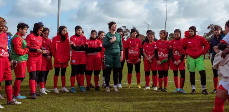 La selección afgana de refugiadas empieza su aventura con un torneo en Emiratos