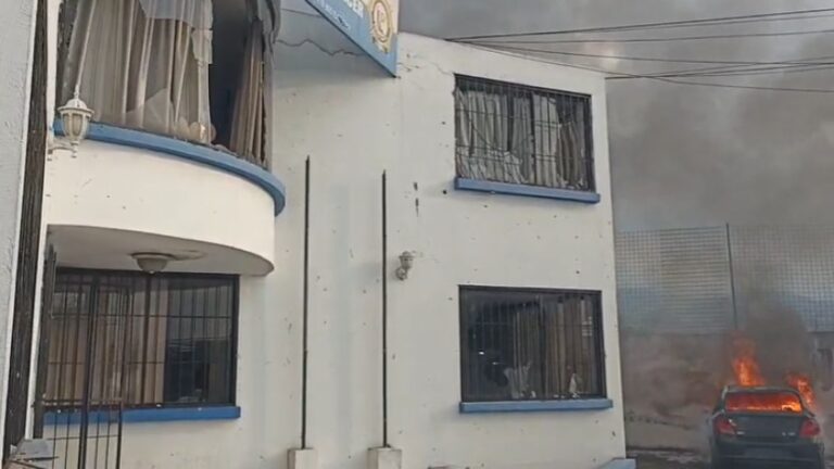 Dos policías heridos y 20 civiles detenidos tras ataque al Comando de Otavalo durante el paro nacional