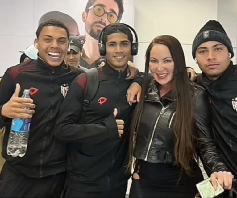 Un club de Brasil expulsó a seis juveniles por una foto con una actriz porno