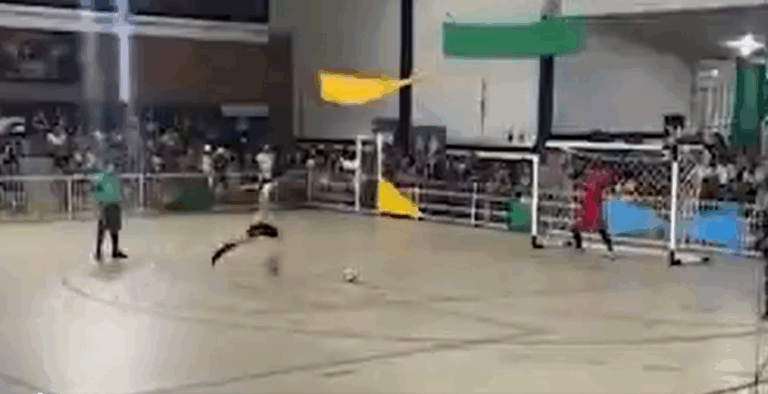 (VIDEO) Tragedia en Brasil: Arquero muere tras atajar un penal en un partido de futsal