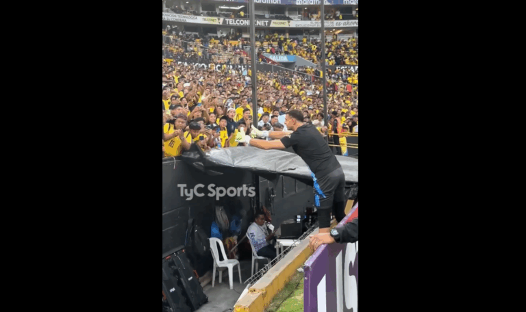 (VIDEO) GRAN GESTO: ‘Dibu’ Martínez compartió con los hinchas ecuatorianos