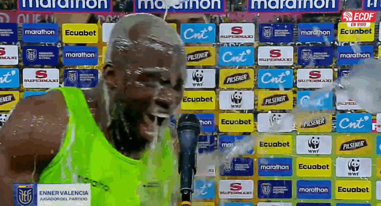 (VIDEO) ¡Lo bañaron a Enner en plena entrevista!