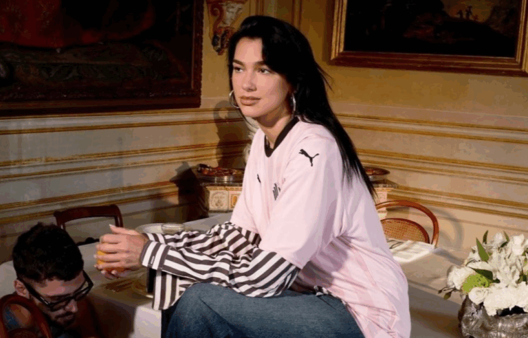 NO ES IA: Dua Lipa deslumbra en la nueva camiseta del Palermo